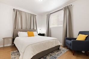 3 chambres, fer et planche à repasser, lit de bébé portatif