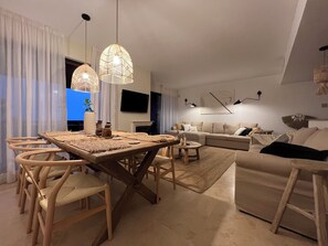 Televisión y chimenea 