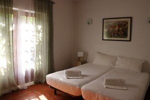 3 bedrooms, iron/ironing board, travel crib, free WiFi - Villa with garden and swimming pool surrounded by nature and close to the beach (Salir do Porto)