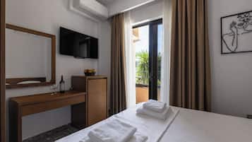 Kahden hengen huone, parveke | Työpöytä, ilmainen Wi-Fi, vuodevaatteet