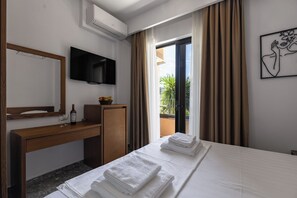 Double Room, Balcony | Desk, free WiFi, bed sheets - Hotel Center (Ksamil)