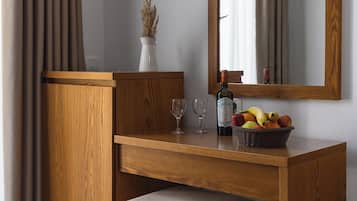 Driepersoonskamer, balkon | Een bureau, gratis wifi, beddengoed