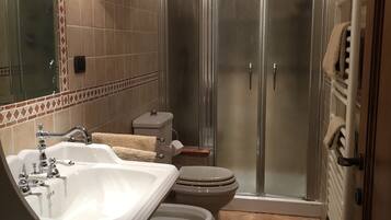 Doccia, asciugacapelli, bidet, asciugamani