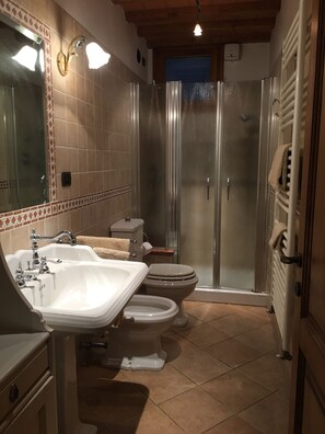 Douche, sĂšche-cheveux, bidet, serviettes fournies