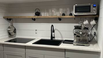 Réfrigérateur, cafetiÚre/bouilloire, grille-pain, moulin à café