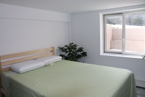 2 bedrooms, free WiFi, bed sheets - Hamptons Apartment in Lower Part of a House (Hampton Bays)