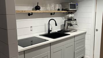 Réfrigérateur, cafetiÚre/bouilloire, grille-pain, moulin à café