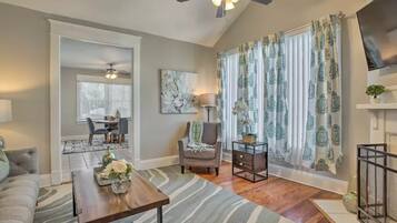 Een televisie, een open haard en boeken