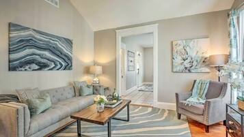 Een televisie, een open haard en boeken