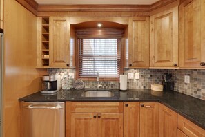 Coffee/tea maker, fridge, microwave, oven - Marie & Alex’s Manor (Lake Ariel)