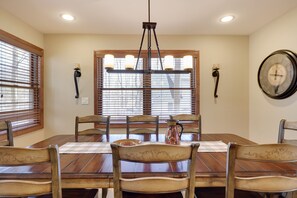 Dining - Marie & Alex’s Manor (Lake Ariel)