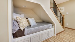 4 bedrooms, desk, iron/ironing board, WiFi (free)