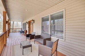 Terrace/patio - Marie & Alex’s Manor (Lake Ariel)