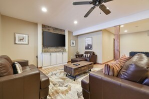 Smart TV, fireplace, video games, DVD player - Marie & Alex’s Manor (Lake Ariel)