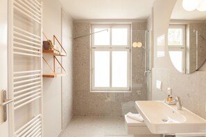 Apartment, 1 Schlafzimmer | Badezimmer | Dusche, Regendusche, Designer-Toilettenartikel, Haartrockner