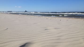 Una playa cerca, sillas reclinables de playa