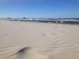 Una playa cerca, sillas reclinables de playa