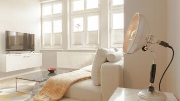 Deluxe Apartment mit 2 Schlafzimmern und Terrasse Nr. 6 | Wohnbereich | 48-Zoll-Flachbildfernseher mit Kabelempfang, Fernseher