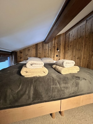 4 室のベッドルーム、旅行用ベビーベッド、WiFi (無料)、ベッドシーツ