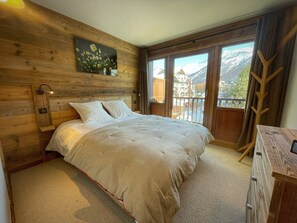 4 bedrooms, travel crib, free WiFi, bed sheets