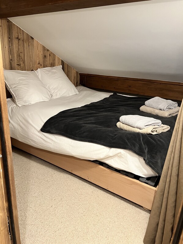 4 bedrooms, travel cot, free WiFi, bed sheets