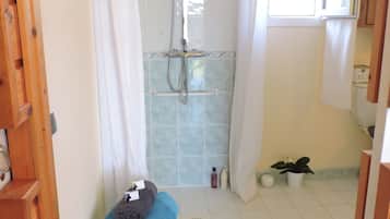 Douche, sĂšche-cheveux, serviettes fournies, savon