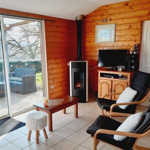 Fernseher, DVD-Player, Tischtennisplatte, Bücher
