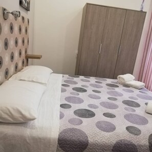 3 bedrooms - casa vacanza nel centro di brindisi 2 minuti stazione  treni 5 minuti aereoporto (Brindisi)