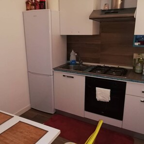 Private kitchen - casa vacanza nel centro di brindisi 2 minuti stazione  treni 5 minuti aereoporto (Brindisi)