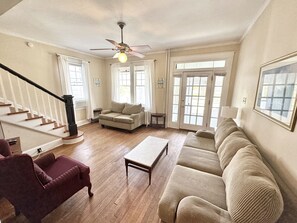 Living area - Southern Breezes Nor'wester - close to beach, park, and shops; pet-friendly (Cape Charles)