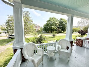 Terrace/patio - Southern Breezes Nor'wester - close to beach, park, and shops; pet-friendly (Cape Charles)