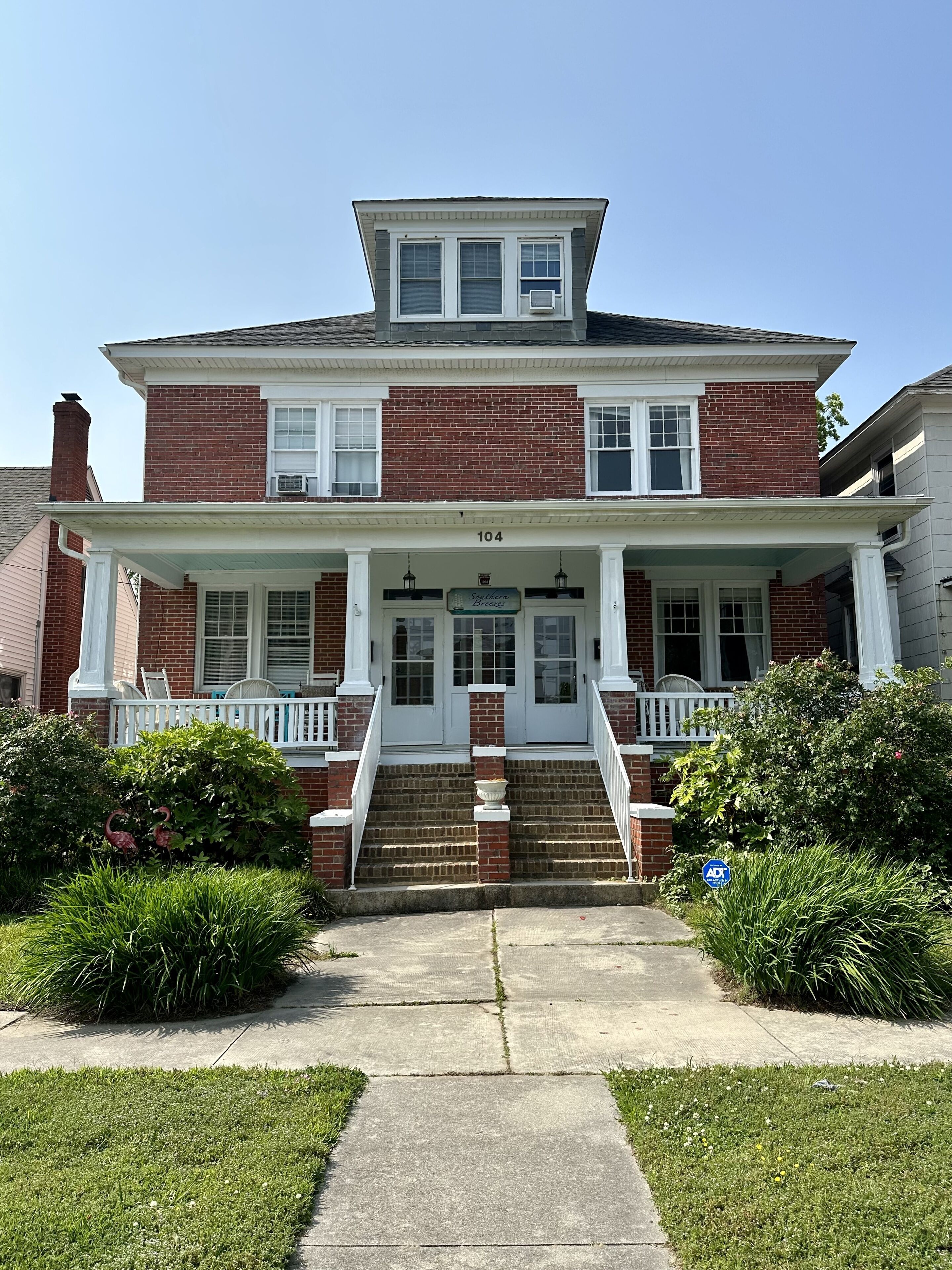 Southern Breezes Nor'wester - close to beach, park, and shops; pet-friendly