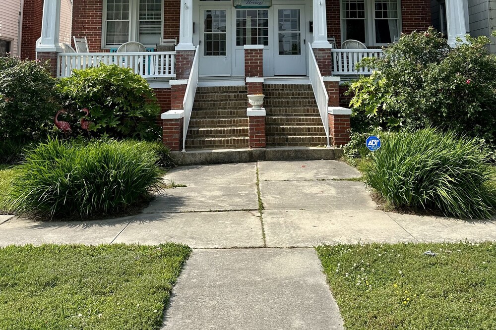 Southern Breezes Nor'wester - close to beach, park, and shops; pet-friendly
