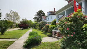 Property grounds - Southern Breezes Nor'wester - close to beach, park, and shops; pet-friendly (Cape Charles)