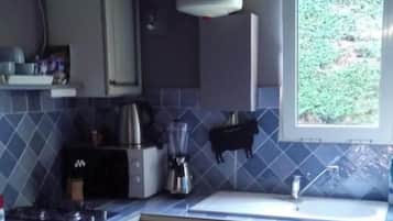 Een koelkast, een microgolfoven, een kookplaat, een vaatwasser