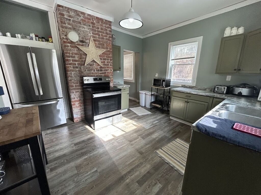 Full kitchen