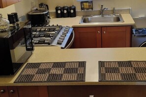 Refrigerador, microondas, horno y tetera eléctrica