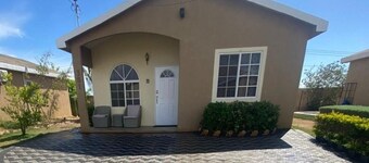 2-bed, Sleeps 4, Private Garden, Parking