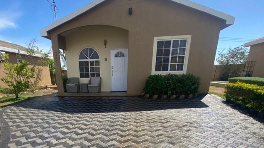 2-bed, Sleeps 4, Private Garden, Parking