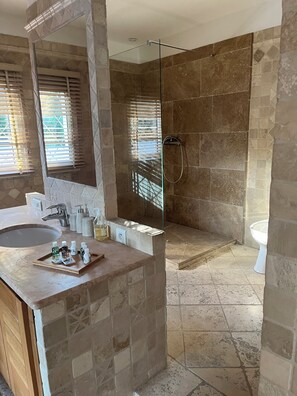 Shower, hair dryer, towels, soap - Villa Paradis sea view 200 m from the beach (Roquebrune-sur-Argens)