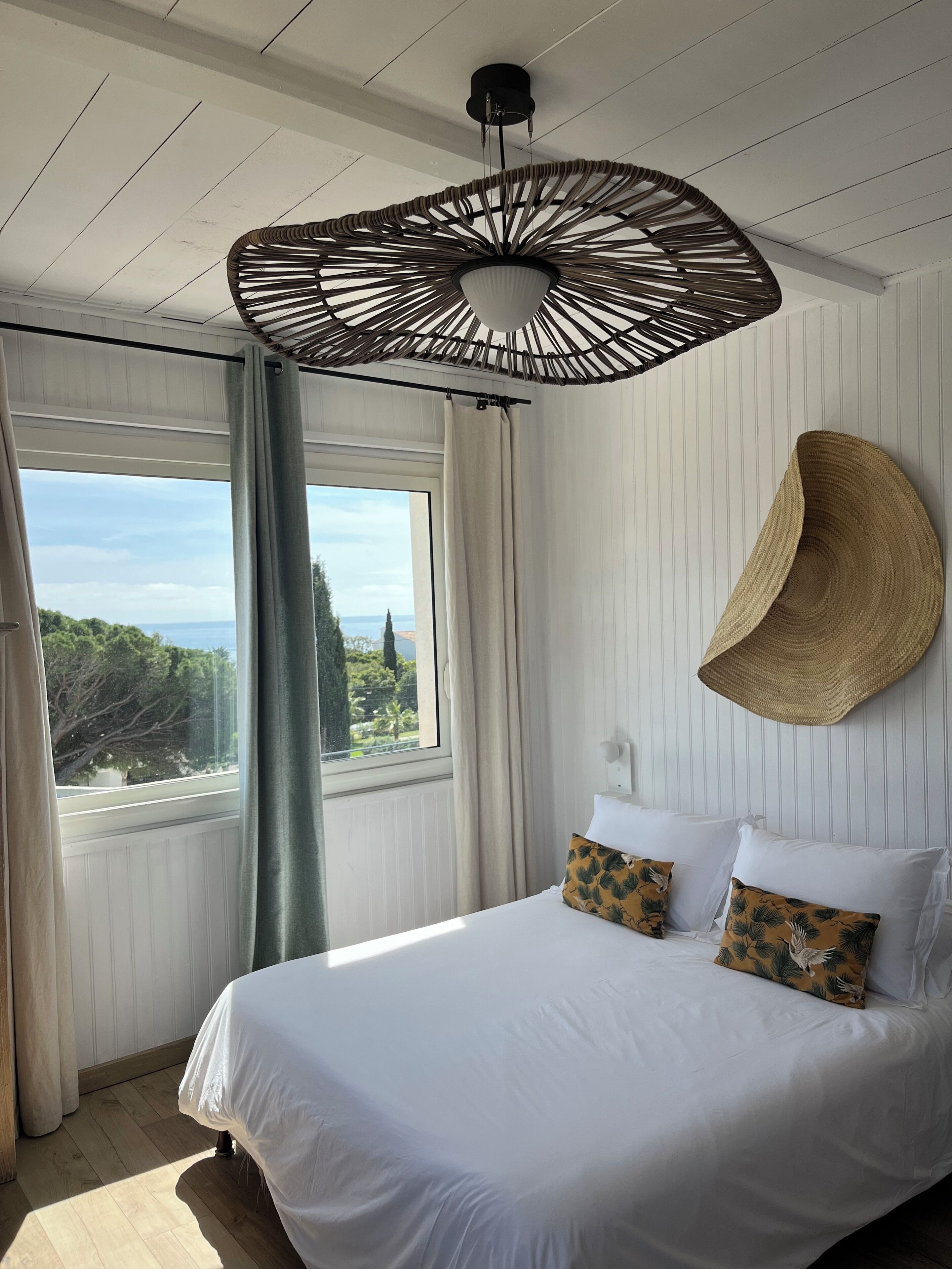 9 bedrooms, travel cot, free WiFi