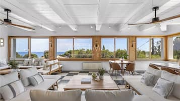 Een televisie en een open haard