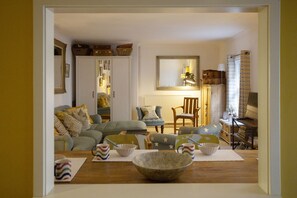 TV - Large Apt. in the Heart of Historic Bath (MB) (Bath)