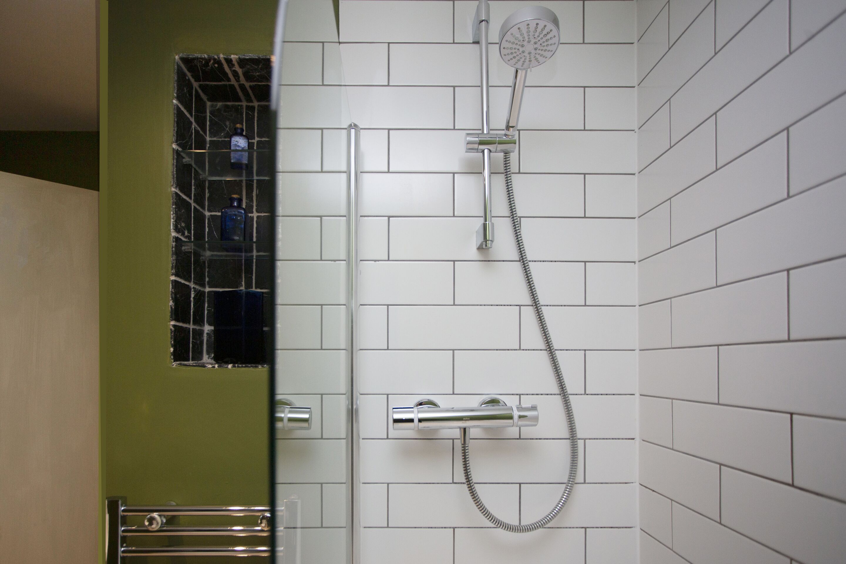 Combined shower/bathtub, hair dryer, towels