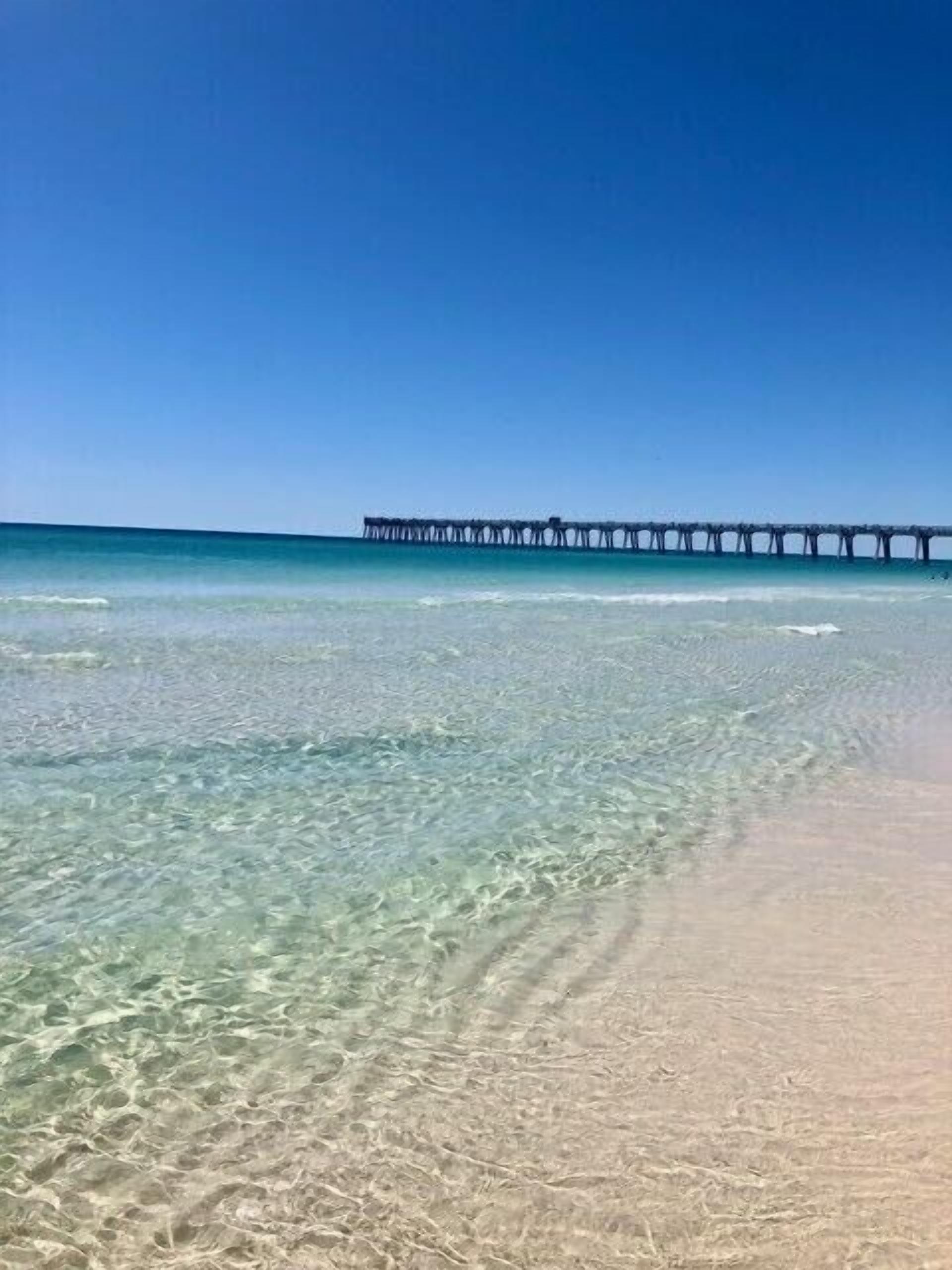 Ranta lähistöllä, aurinkotuoleja, rantapyyhkeitä