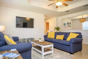 Smart TV, books - Emerald Coast Stay! (Navarre)