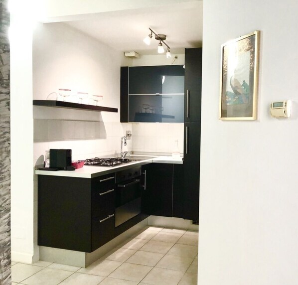 Kühlschrank, Mikrowelle, Herdplatte, Wasserkocher mit Kaffee-/Teezubehör