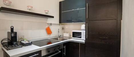 Frigorífico, microondas, placa de cocina y cafetera o tetera