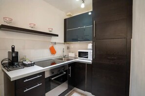 Refrigerador, microondas, parrilla de estufa y cafetera y tetera 