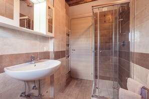 Dusche, Haartrockner, Bidet, Handtücher